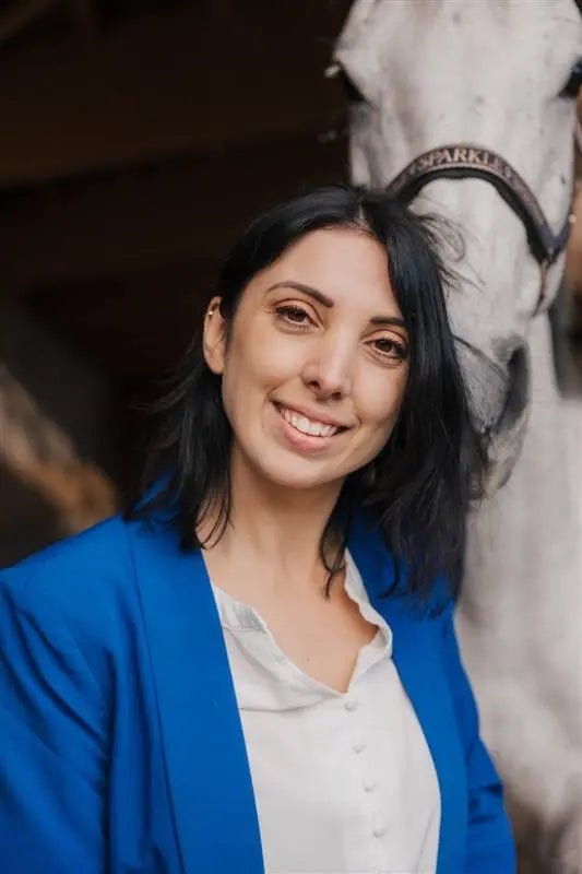 Pferdeosteopathin Isabella Caravetta mit Pferd im Hintergrund