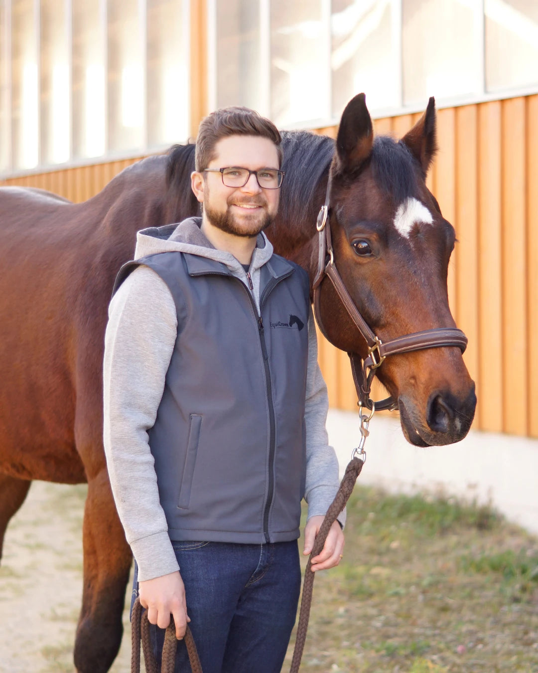 Portrait von Jakob mit Pferd Qunicy
