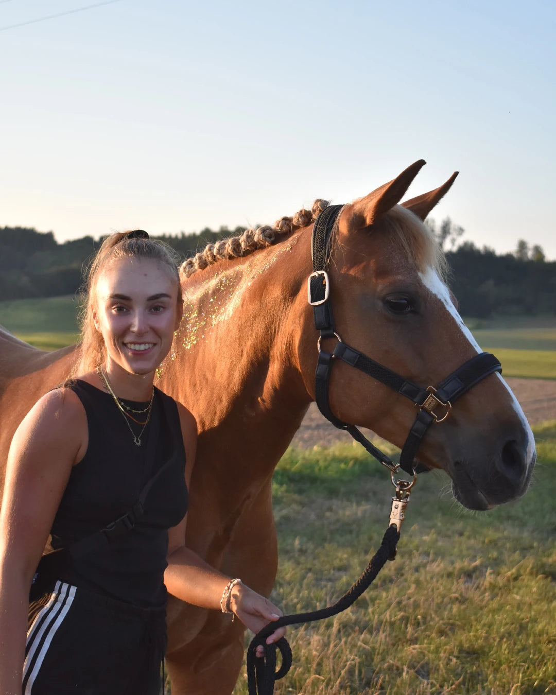 Portrait von Sophia Metzger mit Pferd Luna