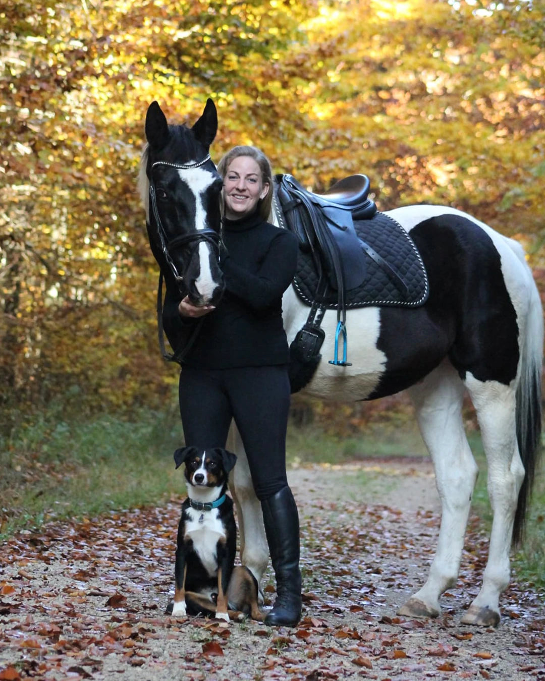 Portrait von Verena Bauer mit Pferd Despo und Hund Simba
