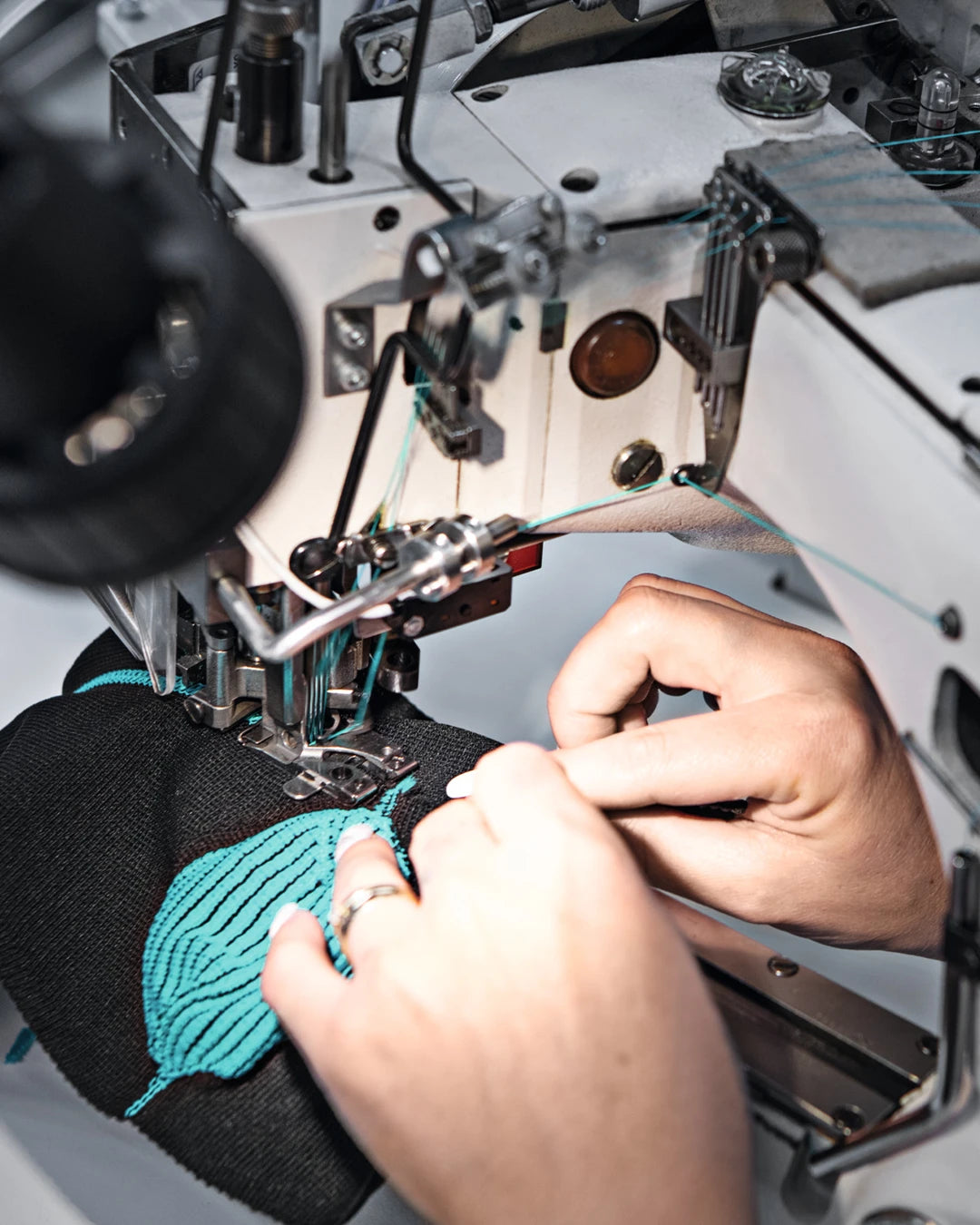 EquiCrown Kompressionsbandage wird an Nähmaschine in der Produktion genäht