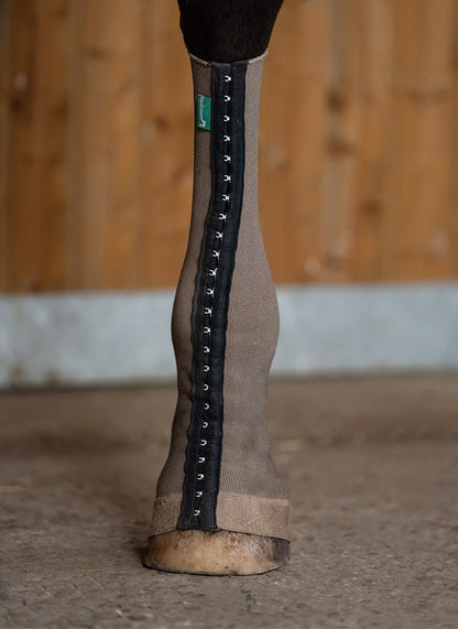 Angezogene EquiCrown med Silver Maßbandage am Pferdebein. 